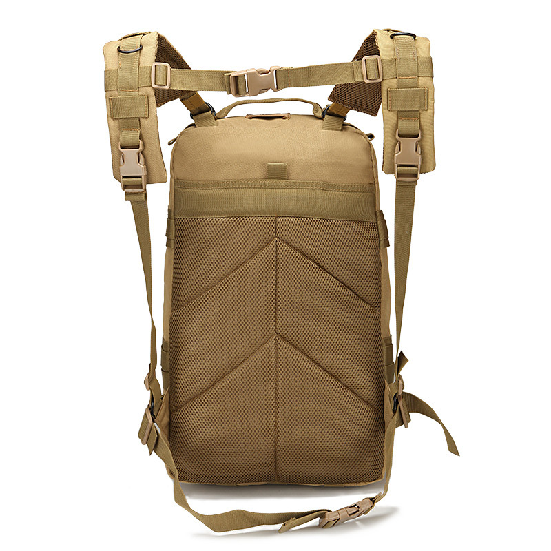 Un sac à dos de combat avec un rembourrage épais
