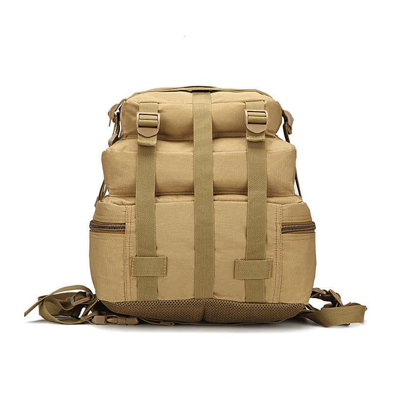 Un sac à dos de combat avec un rembourrage épais
