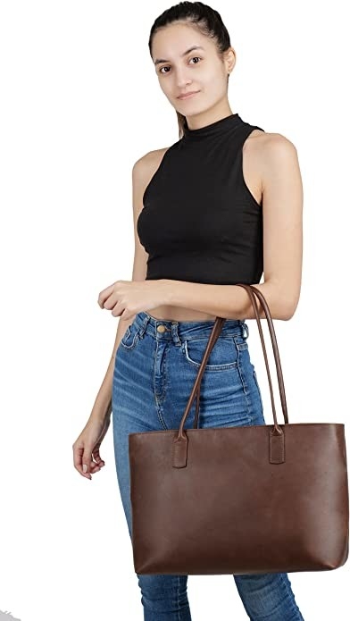 Un sac à main en cuir pour ordinateur portable, 16x21